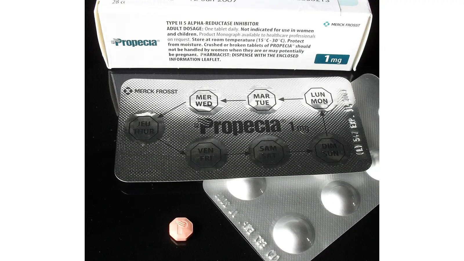 אריזת Propecia עם מגש טבליות פינסטריד 1 מ"ג וטבליה בודדת